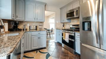 House (3 Bedrooms) | Dapur peribadi | Ketuhar gelombang mikro, ketuhar, dapur, mesin basuh pinggan mangkuk