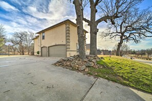 Interior - Upscale Home w/ Views & Game Room! (Tulsa)