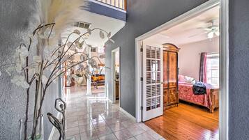 4 kamar tidur, ruang kerja ramah laptop, dan setrika/meja setrika