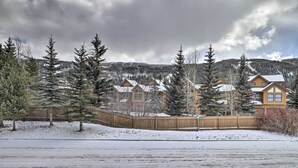 Un paysage enneigé avec des cabanes en bois et une clôture en bois.