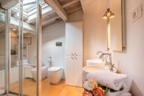 Bathtub, hair dryer, bidet, towels