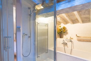 Badekar, hårføner, bidé og håndklær