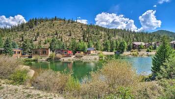 Ein Ferienresort am See mit Blockhütten und Bergblick.