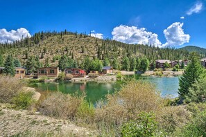 Ein Ferienresort am See mit Blockhütten und Bergblick.