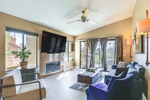 Apartment (2 Bedrooms) | Interior - Lake, Mountain & Golf Views: Palm Valley Retreat (Palm Desert)