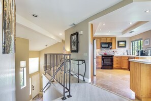 Apartment (2 Bedrooms) | Interior - Lake, Mountain & Golf Views: Palm Valley Retreat (Palm Desert)