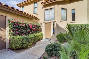 Apartment (2 Bedrooms) | Interior - Lake, Mountain & Golf Views: Palm Valley Retreat (Palm Desert)