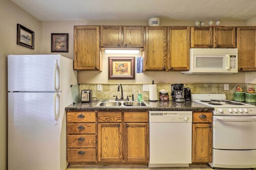 < 1 Mi to Kyle Field: Cozy Studio w/ Outdoor Space