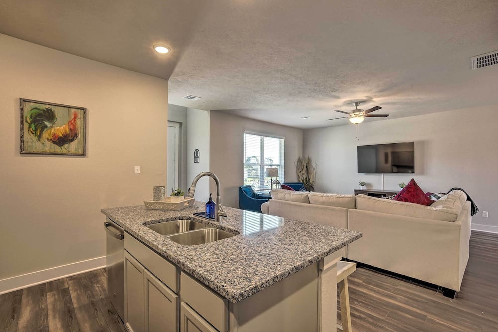 College Station Townhome w/ Furnished Patio! - Millican, TX