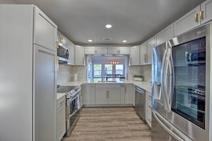 House (3 Bedrooms) | Private kitchen | Microwave, oven, stovetop, dishwasher