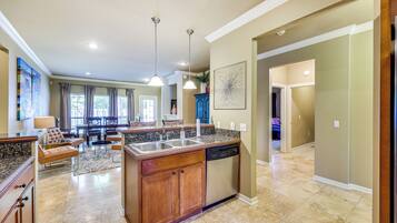 House (3 Bedrooms) | Interior