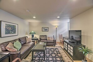 Apartment (2 Bedrooms) | Living area