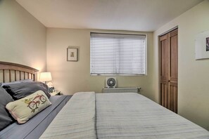 Apartment (2 Bedrooms) | 2 bedrooms, desk, laptop workspace, iron/ironing board - Cozy Fort Collins Garden Apt in Historic Old Town! (Fort Collins)