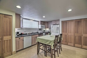 Lejlighed (2 Bedrooms) | Privat køkken | Mikrobølgeovn, ovn, kogeplade, opvaskemaskine