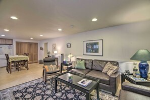 TV, iPod-dokkingstasjon og bøker