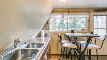 Microwave, oven, stovetop, cookware/dishes/utensils
