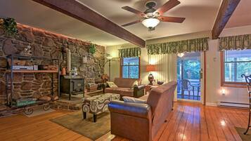 House (3 Bedrooms) | Ruang tamu | TV, buku-buku