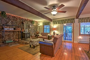 House (3 Bedrooms) | Living area | TV, books