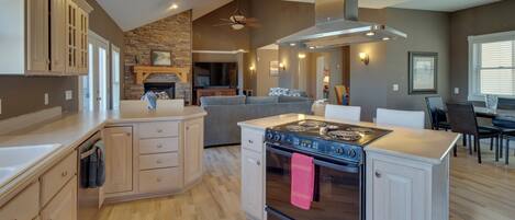 House (6 Bedrooms) | Interior