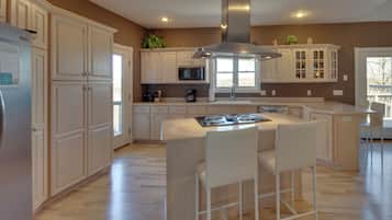 House (6 Bedrooms) | Interior