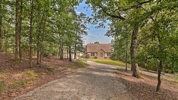 House (6 Bedrooms) | Interior