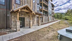 A multi-story building with a stone facade, balconies, and a stone entrance. - Walk to Lifts: Condo w/ Mtn Views in Keystone! (Keystone)