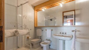 Ducha, secador de pelo, bidet, toallas
