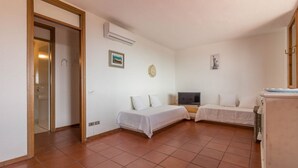 1 habitación, tabla de planchar con plancha y acceso a internet 