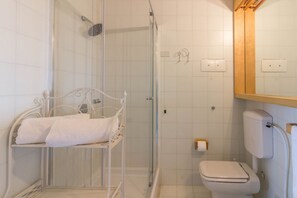 Shower, hair dryer, bidet, towels - GuestHost - Residence Cugnana Verde Cozy Apt - Veranda (Olbia)