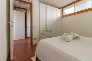 1 habitación, tabla de planchar con plancha, internet y ropa de cama 