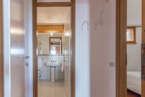 Regadera, secadora de cabello, bidet, toallas 