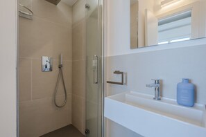 Dusj, hårføner og bidé