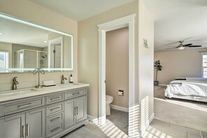 3 bedrooms, iron/ironing board, free cots/infant beds, bed sheets - Home w/ Furnished Deck, 10 Miles to Downtown (Colorado Springs)