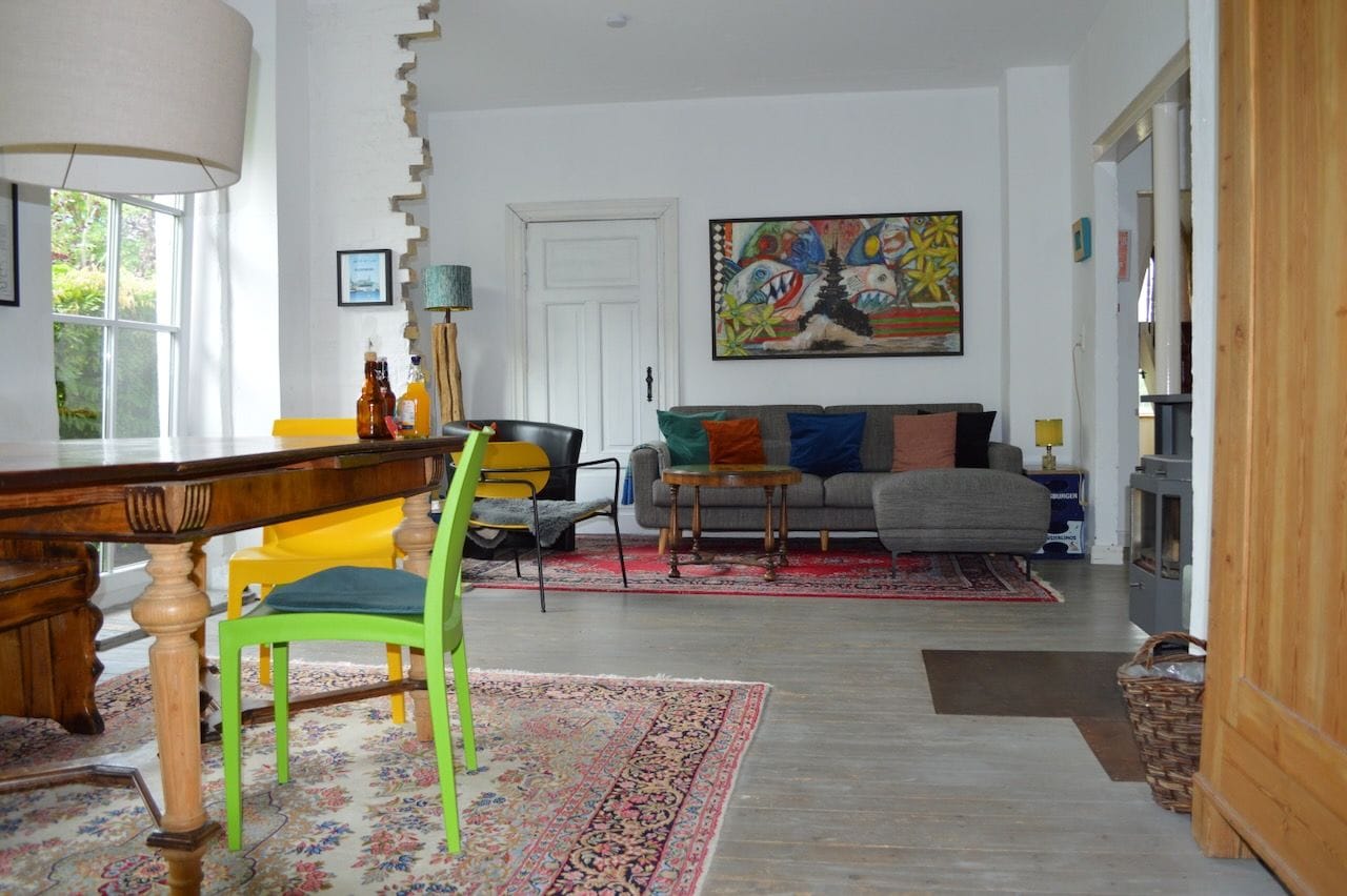 Un salon comprenant une table à manger, des chaises, un canapé et un tapis.