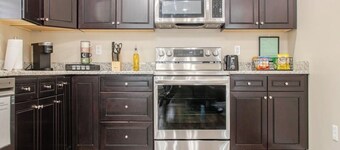Cozy, 3 Bed & 3.5 Bath - Walk to Uptown & Miami U!
