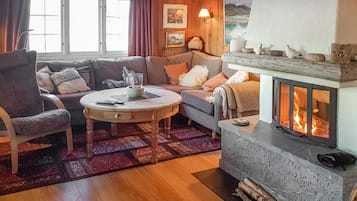 Una televisión, una chimenea