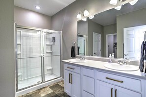 House (4 Bedrooms) | Interior - 10 Mi to Dia: Spacious Aurora House w/ Yard! (Aurora)