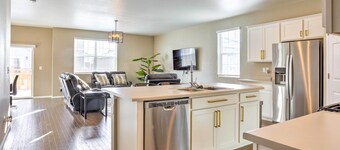 DIA까지 10마일, 넓은 오로라 하우스, 마당 있음!