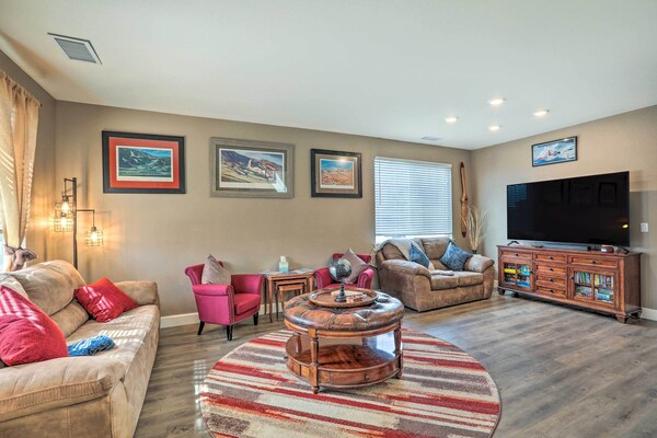 Air Racing Decor, Hot Tub: Sparks Home! - Reno, NV