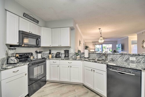 St Pete Condo w/ Patio & Pool ~ 2 Mi to Beach