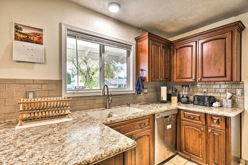 Vancouver Home w/ Hot Tub < 15 Mi to Portland!