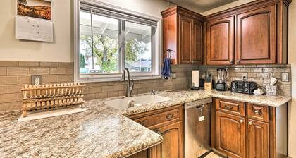 Vancouver Home w/ Hot Tub < 15 Mi to Portland!