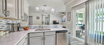 Beautiful Getaway ~ 4 Miles to Venice Beach!