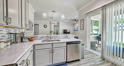 Beautiful Getaway ~ 4 Miles to Venice Beach!