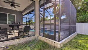 A covered patio with a pool, outdoor furniture, and a ceiling fan. - Beautiful Getaway ~ 4 Miles to Venice Beach! (Venice)