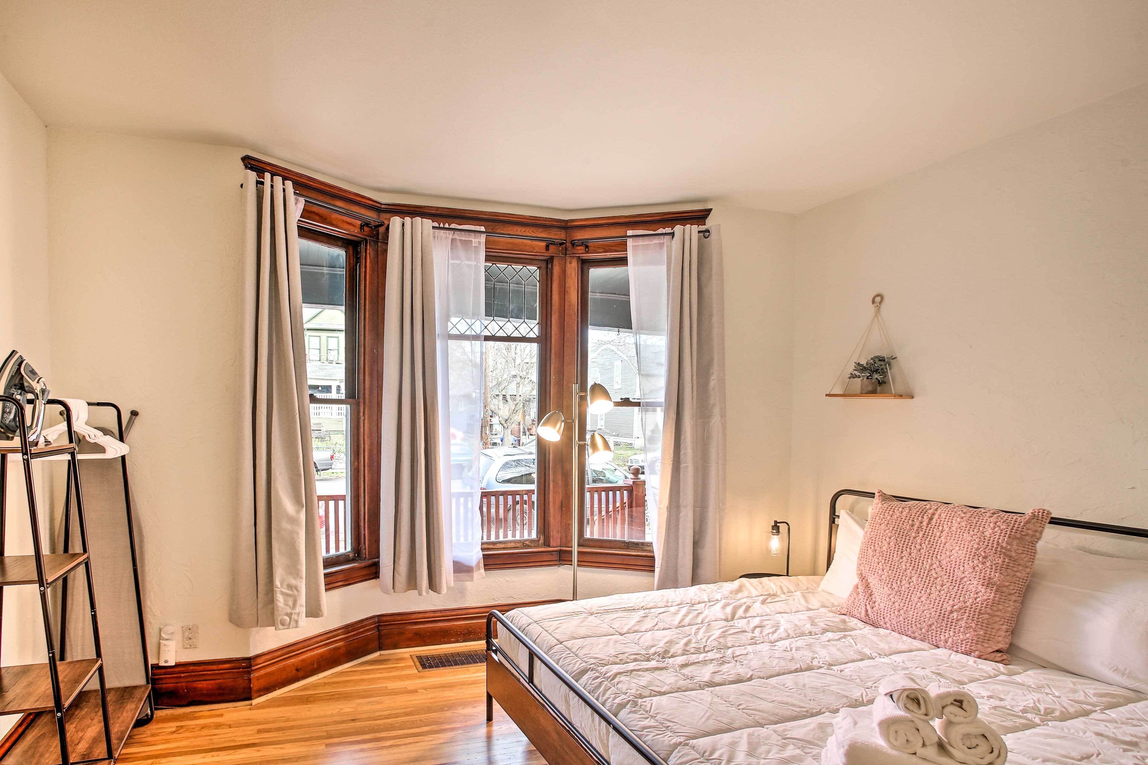 Iron/ironing board, bed sheets