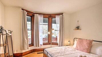 Iron/ironing board, bed sheets