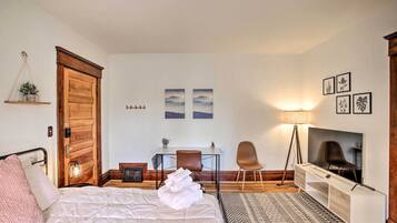 Iron/ironing board, bed sheets