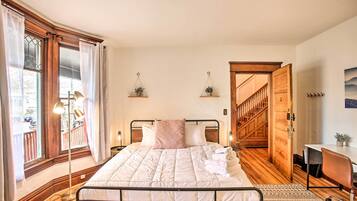 Iron/ironing board, bed sheets