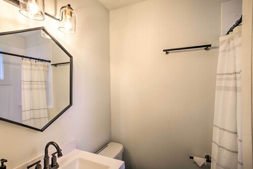 Modern-chic Studio ~ 1 Mile to Dtwn Spokane!